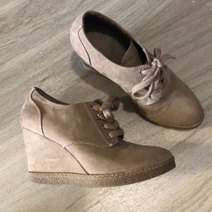 Wedged Laced Shoe, Size 6